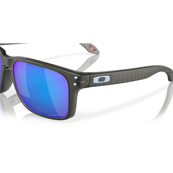 LUNETTE OAKLEY HOLBROOK MATTE GREY SMOKE PRIZM SAPPHIRE POLARIZED OO9102-X555